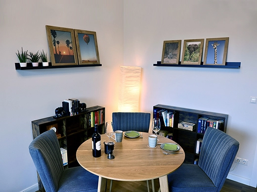 ferienwohnung-potsdam-wohnzimmer-tisch Enzmann Potsdam | Fereinwohnung Wohnuzimmer